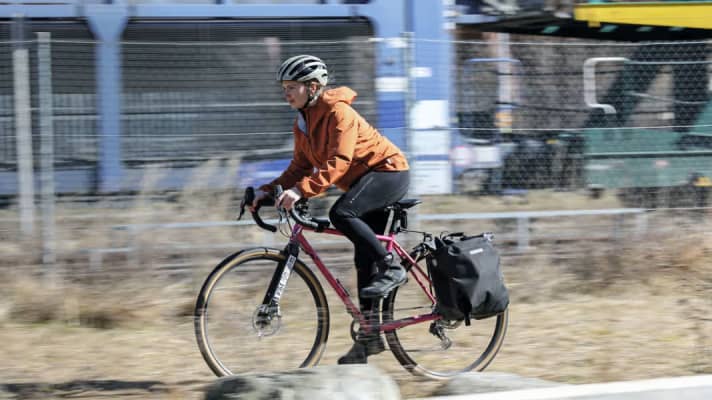 Vélos gravel de tous les jours et de banlieue : les garde-boue protègent des éclaboussures, les porte-bagages accueillent les sacoches.