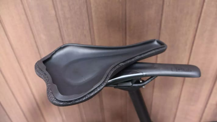 Die Gummiränder halten das Polster fest auf der Basis.