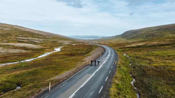 Die Route führt immer wieder über asphaltierte Kilometer, auf denen es gut rollt und man Zeit und Muße findet, die grandiose Landschaft zu genießen