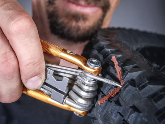 So flicken Sie Tubeless-Reifen in Sekunden