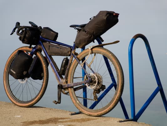 Abenteuer-Gravelbike mit innovativen Bikepacking-Taschen