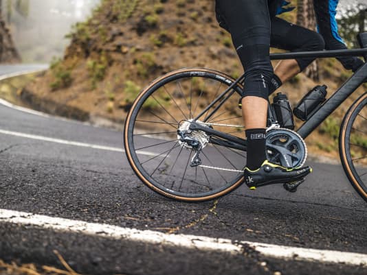 7 günstige Modelle mit breiten Felgen im TOUR-Test