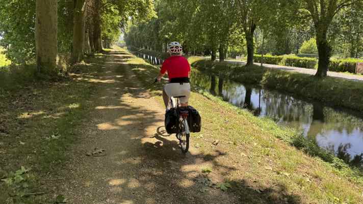 Im Tal der Dordogne steht im Sommer die Hitze. Da freut man sich über einen schattigen Radweg wie hier am Kanal de Lalinde.