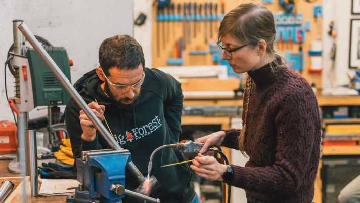 Frame building professionals and customers together: In frame building courses, bikers can solder their own dream frame themselves.