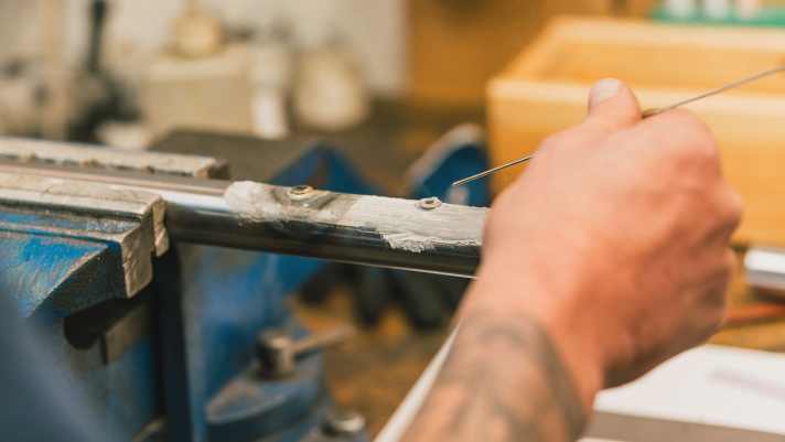 Nachdem Robert allen Teilnehmern gezeigt hat, wie das Löten funktioniert, durfte man es selbst ausprobieren.