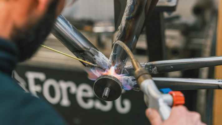 Für das Zusammensetzen der Rohre wurden die Verbindungsstellen zunächst punktuell gelötet.