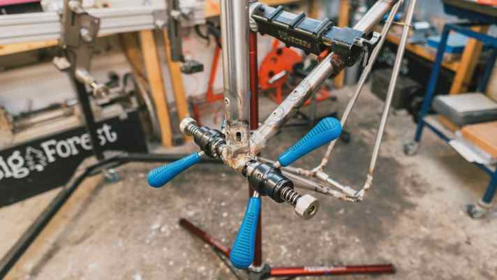 Die vielen kleinen Lötaufgaben der vergangenen Tage haben dafür gesorgt, dass es nun etwas sicherer an die Hauptarbeit ging: das Zusammensetzen der Rohre.