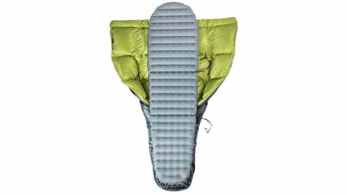 The Nemo Tensor Elite sleeping pad and Pulse Quilt form a single sleeping system. On cold nights, the sleeping pad can be tucked into the quilt and fastened with straps to provide insulation.