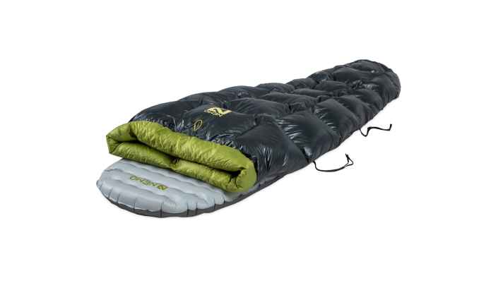 Perfect combination for light luggage when bikepacking: Quilt sleeping bag and sleeping mat from Nemo.