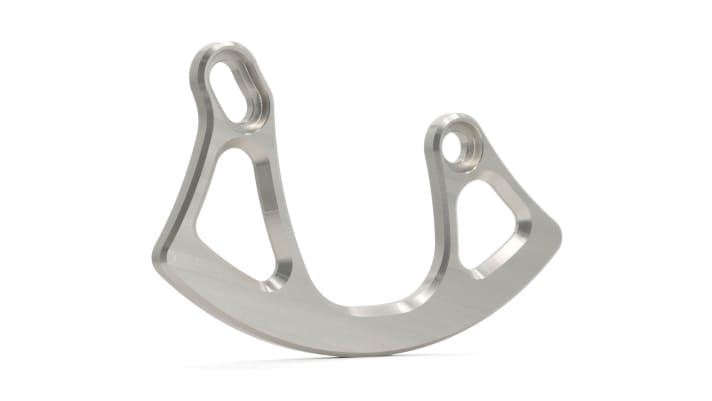 Die schicke 77designz Crash Plate entsteht auf einer deutschen Alu-Fräse.