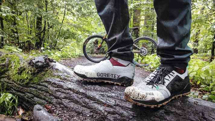Es sieht vielleicht so aus, als stellten wir hier auf dem Bild Spielzeugfahrräder vor, aber wir testen wasserdichte MTB-Schuhe.