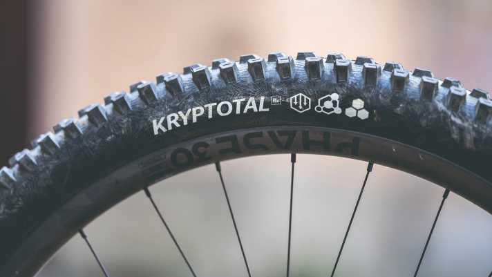 Grip-starke Continental Reifen treffen am Raymon Tarok Ultra auf leichte Newmen Carbon-Laufräder. Besser geht kaum!