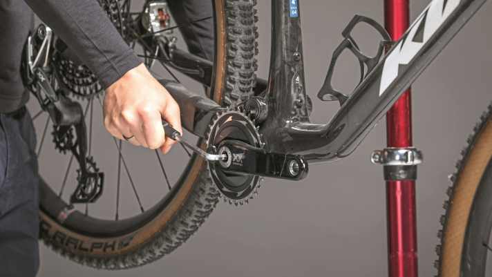 To access the bottom bracket, the crank must first be removed. Current Sram models have an integrated removal function.