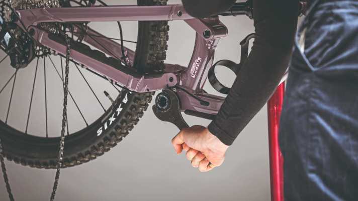 A bottom bracket spanner for the respective bolted bottom bracket belongs in the toolbox of every mechanic.