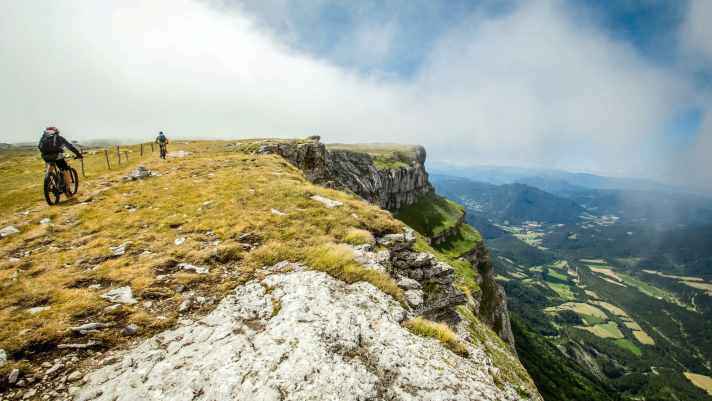 Looks high alpine, but is "only" 2000 metres high at its highest point: the trail bastion of the Vercors mountains in southern France.