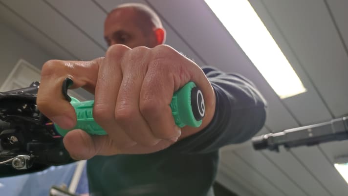 Fabien "Fab" Barel hangs on the brakes and tests the green prototypes of the Ergon GDH Team grips.