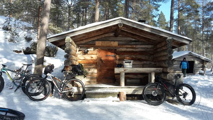 Platz ist in der kleinesten Hütte: Bei der Lappland-Tour wird unter anderem in idyllisch gelegenen, kleinen Blockhütten übernachtet.