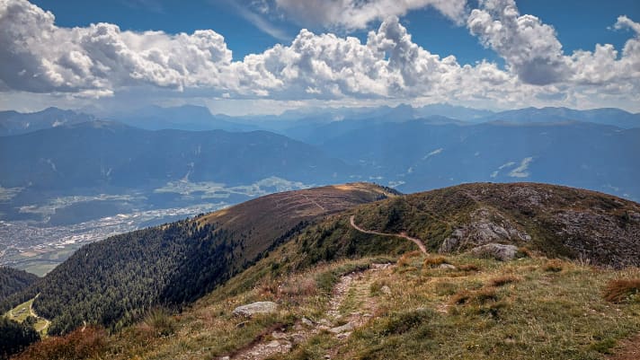 Vom Sambock aus eröffnet sich hinter dem Kronplatz (vorne links) ein einzigartiges Dolomiten-Panorama. Von Drei Zinnen bis Marmolata hat man alle Größen Südtirols im Blick.