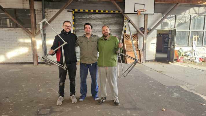 Happy customers, proud experts: Many a dream bike has been created in SeLi's frame building courses.