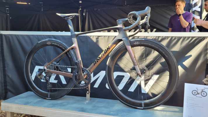 The Raymon Arva Elite with Campagnolo Record and 2x13 gears costs 6699 euros.