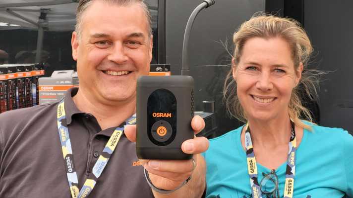 Andrea und Marcus von Osram präsentieren den Tyreinflate 1600 Essential mit 4000 mAh Akku.