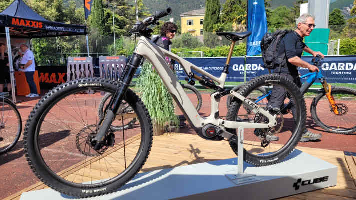 Das Cube AMS Hybrid 177 C:62 Super TM 600X kostet 10 099 Euro - ist dafür aber auch mit allem Schnickschnack ausgestattet.