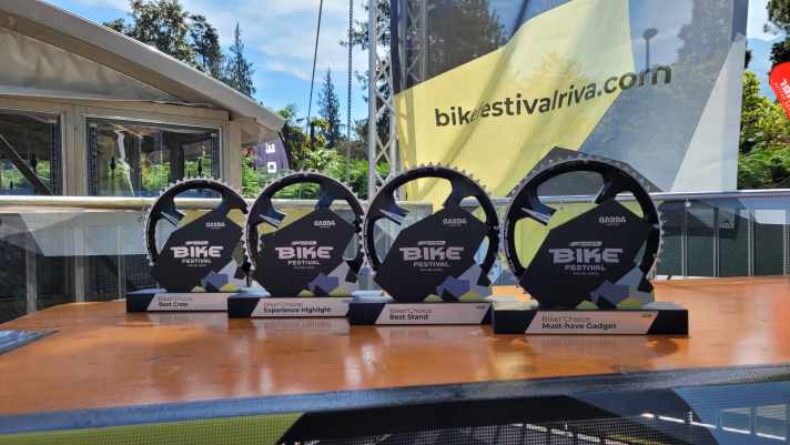 Die Pokale für die “Biker’s Choice Awards beim BIKE Festival Riva del Garda 2026.