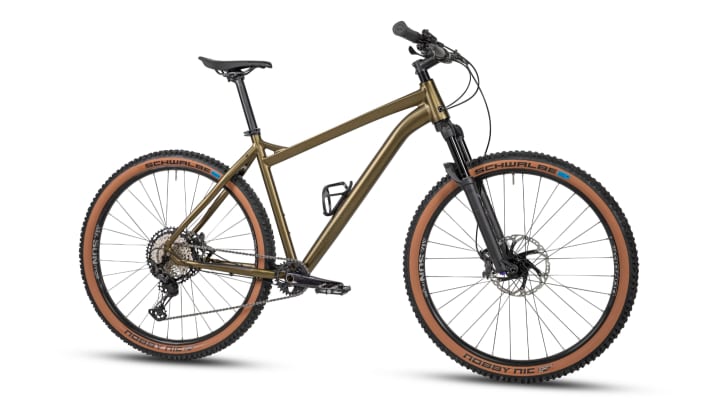 A good choice for extra tall bikers with a preference for moderate terrain: the Maxx Racemaxx XXL in frame size 3XL.