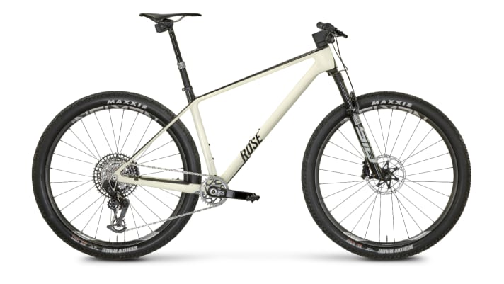 Ganz edel wird es mit dem Rose PDQ 4 Carbon-Hardtail mit Sram XX SL Eagle AXS Transmission Antrieb für 6999 Euro.