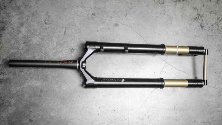 At 1617 grams, the Intend Samurai 32 is logically a little heavier than its 29-inch counterpart, but remains in the green zone for a cross-country suspension fork.