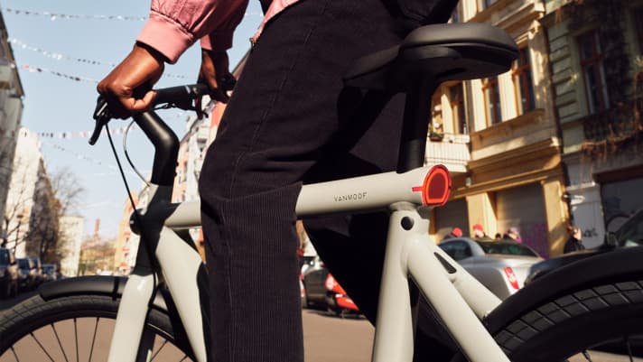 This is how Vanmoof bikes are known: the continuous top tube with integrated light for front and rear.