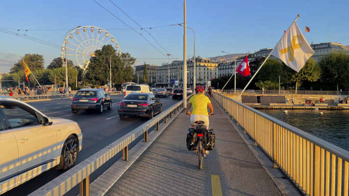 Über die Mont Blanc Brücke führt der Radweg in die Innenstadt von Genf.