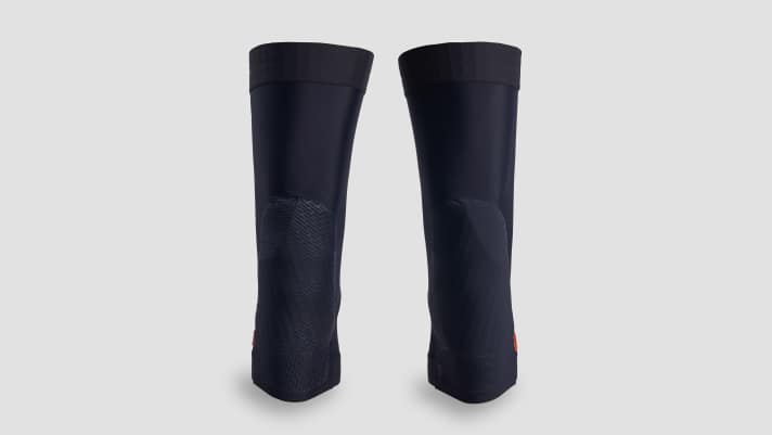 Long socks and particularly slim shape: The Specialised Traction D3O knee pads.
