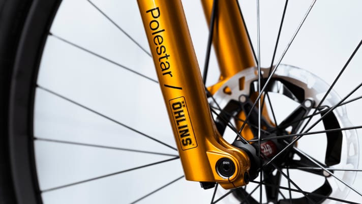 Extra für Allebike und Polestar hat Öhlins in den Farbeimer gegriffen und die RXF34 m.2 Gabel im selben Farbton lackiert, wie die Bremsanlage der Polestars.
