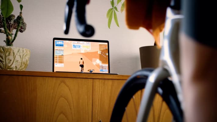Eintauchen in die virtuellen Welten des Indoor-Cycling von Zwift und Co.