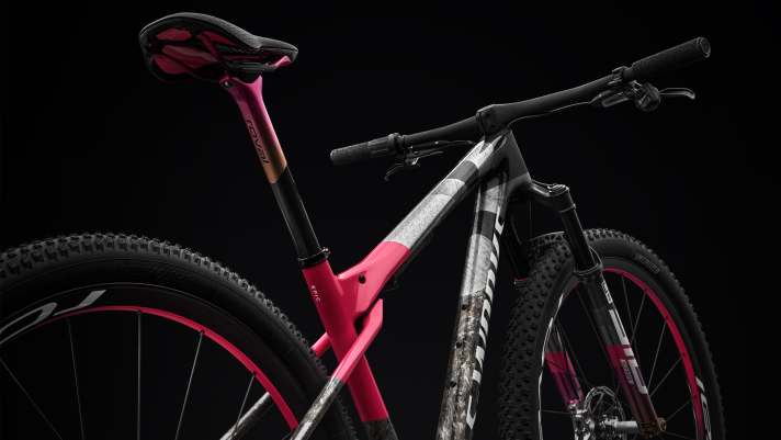 Only the best for 14,000 euros: Roval wheels, handlebars and seatpost.