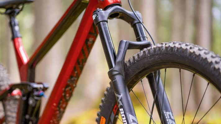 Bei der Qualität der Federelemente ging die Schere bei den getesteten All-Mountain Bikes sehr weit auseinander. Am wenigsten konnten die Rockshox 35 Gold und die Marzocchi Bomber Z2 - hier am Conway - überzeugen.