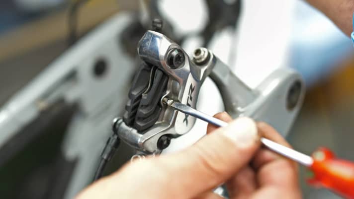 Don't worry about the brakes. Here, too, you can check the wear yourself and - if necessary - repair it yourself.