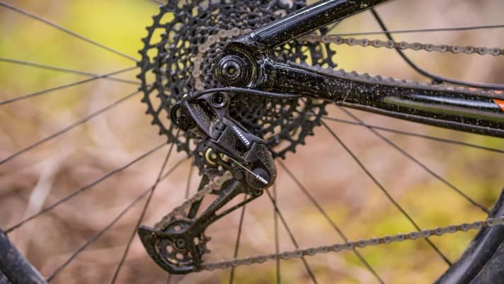 Die günstige Sram-SX-Schaltung (an Conway und Giant) war ursprünglich für den Einsteigermarkt konzipiert. An einem 3000-Euro-Bike hätten wir uns etwas mehr Präzision gewünscht.