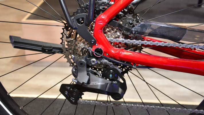 This is what the Shimano Cues Di2 looks like in the wild.