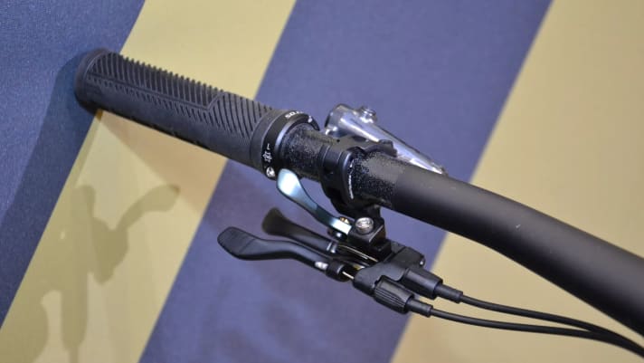 Lockout only for the shock - the Pike fork can be operated at the fork crown.