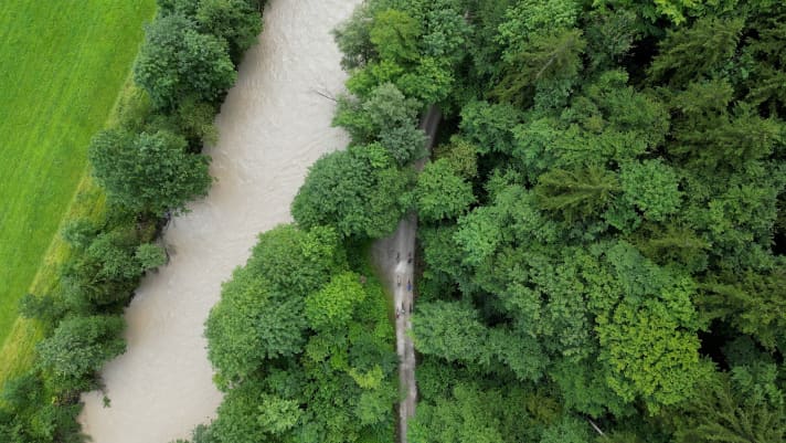 Vermeintlich leichte Talroller: Um noch mehr Kraft zu sparen flogen die Jungs in Windschatten-Formation durchs Tal. Ergebnis: ein kraftzehrendes Durchschnittstempo von 35 km/h. Das sollte so mancher am nächsten Tag bereuen.
