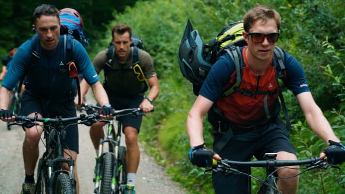 Wenn’s anstrengend wird, setzt der Hobby-Biker schon mal den Helm ab. Das ist nicht gut.