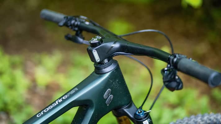 The cable integration in the stem looks stylish, but unfortunately the cables are very difficult to run due to the kink at the frame entrance.