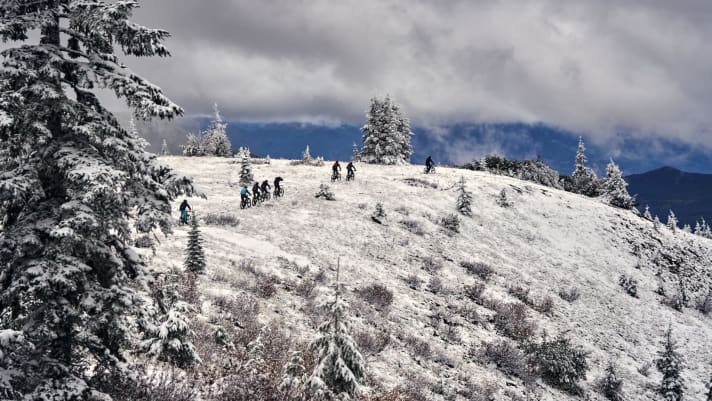   Riding your mountain bike outdoors in winter has its own special appeal. In over 20 pages, we show you how to stay warm through the cold, where the best winter spots in Germany are and how to maintain your physical balance with yoga.