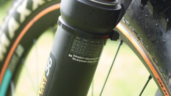   Seit kurzem druckt auch Fox Luftdruckempfehlungen auf die Gabel - wir sind die 36 etwas straffer als empfohlen gefahren.