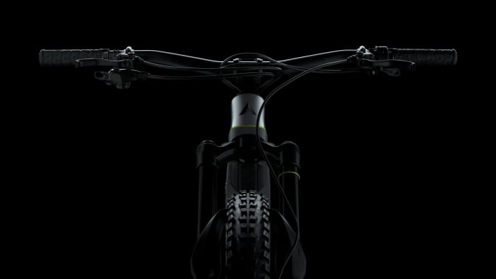   The handlebar-stem combination also comes from Forestal. A nice solution: all cables disappear under the stem in the frame.