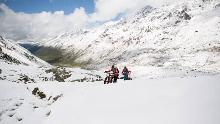   Anfang Juli und Schnee am Chaschauna-Pass. Ein echter Härtetest.