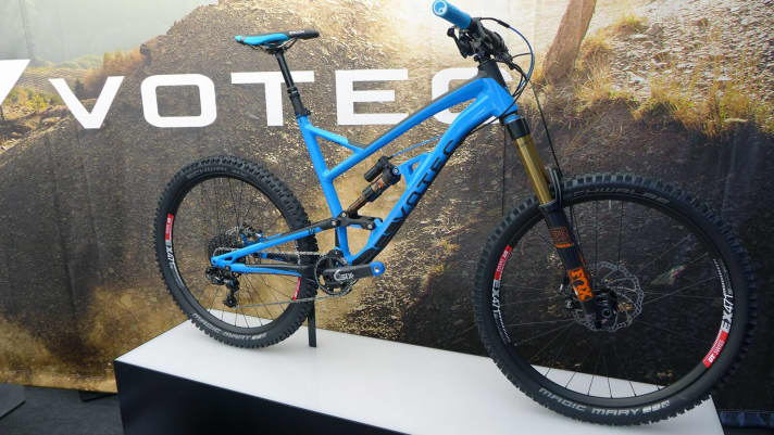   Perfectly colour-coordinated: The EVO version of the Votec VE comes in blue.