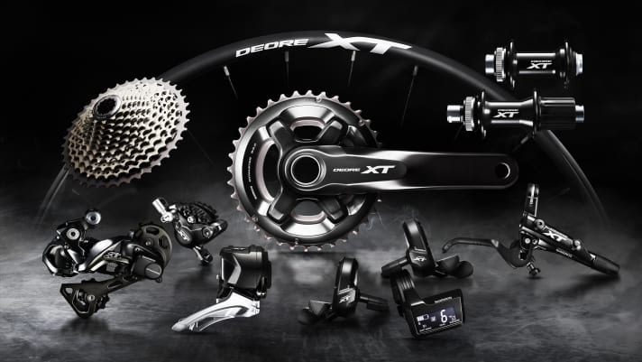   Nach der XTR Di2 stößt Shimano nun mit einer elektrifizierten XT-Gruppe in die Mittelklasse vor. Der Preis liegt zirka 500 Euro unter dem der XTR Di2 und richtet sich nach der benötigten Ausführung (1fach oder 2fach? Mit Umwerfer oder ohne?). Bei zirka 850 Euro und 1940 Gramm geht es los – ohne Bremsen.